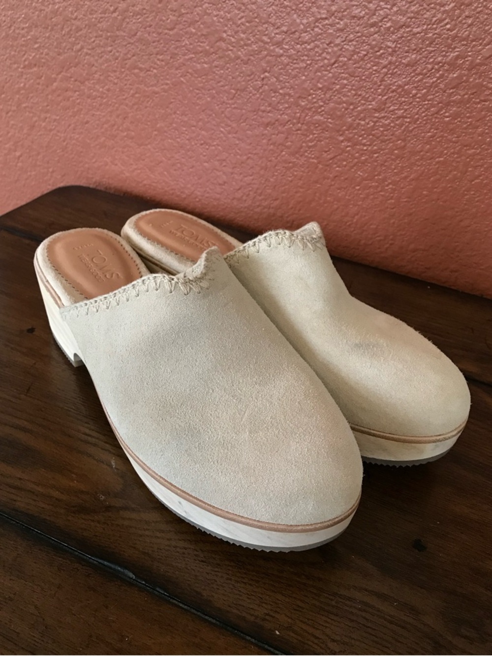 TOMS Women’s 8.5 Addison Neutral Cream Suede Round Toe Mule Wooden Clogs in EUC - Picture 2 of 16
